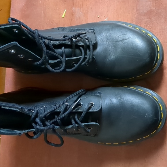 Dr. Marten's AW004 black boots - Picture 2 of 6